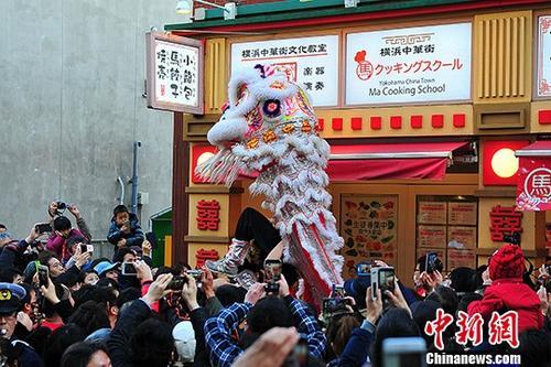 中国侨网图为街头狮子采青情形。王健 摄