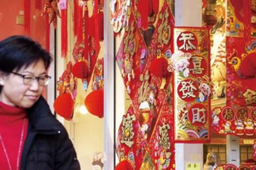 中国侨网摆卖的贺年饰物最为吸睛。(美国《世界日报》/关文杰 摄)
