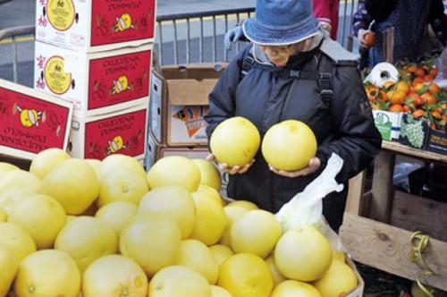 中国侨网民众在左挑右拣。(美国《世界日报》/关文杰 摄)