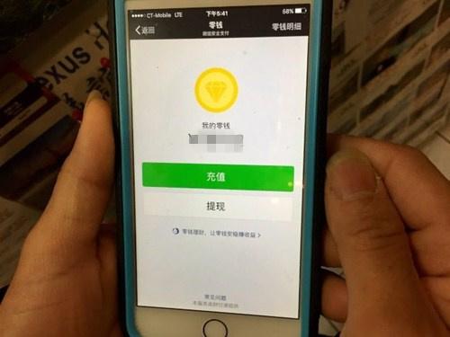 中国侨网陈先生在年前花了100美元充进650元人民币的红包,用于给朋友还礼。(美国《世界日报》/俞姝含 摄)