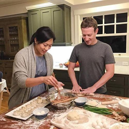 中国侨网扎克伯格与爱妻包饺子庆祝春节。(纽约侨报网)