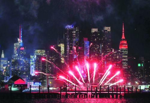 中国侨网纽约哈德逊河中国鸡年焰火秀。（图片来源：美联社）