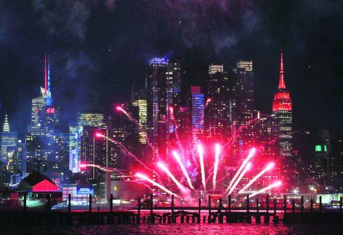 中国侨网纽约哈德逊河中国鸡年焰火秀。(图片来源:美联社)