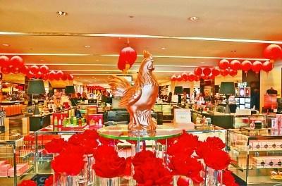 中国侨网1月26日，美国布鲁明戴尔连锁商场里，矗立着一座“金鸡”，中国春节“年味儿”十足。记者 王传军 摄