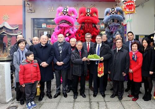 中国侨网勒甘一行在潮州会馆观看舞狮采青。（法国《欧洲时报》/黄冠杰 摄）