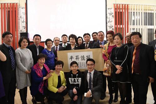 中国侨网裘援平同到场的华侨华人合影。(法国《欧洲时报》/丁兆琨 摄)