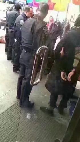 中国侨网微信圈中晒出的警方盘查巴士乘客移民身份的照片。（美国《侨报》/网友提供）