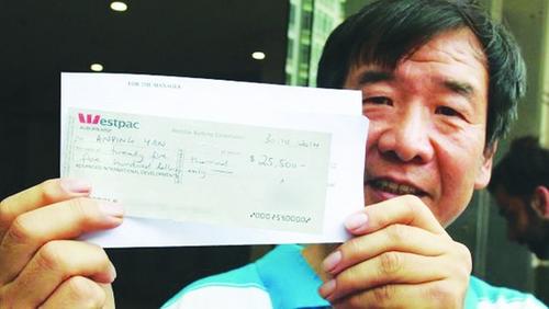 中国侨网华裔清洁工出示此前的无效支票。（《悉尼先驱晨报》图片）