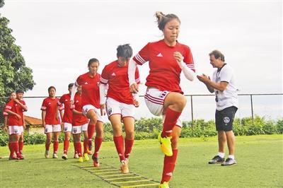中国侨网赴巴西训练的精英女子足球队队员正在进行训练。 人民日报记者 颜欢 摄
