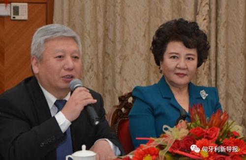 中国侨网中国驻匈牙利大使段洁龙(左)与国侨办主任裘援平(右)与匈牙利侨团代表进行座谈。(匈牙利《新导报》)