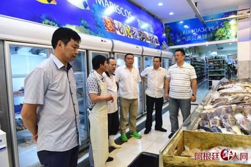 中国侨网陈志军领事在福旺超市进行走访。(阿根廷华人网/柳军 摄)