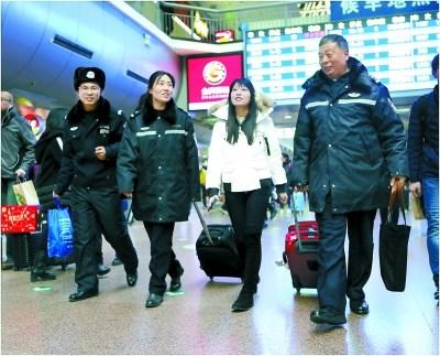 中国侨网在“警察爸爸”侯祥炜等人的陪伴下，菲菲踏上了温暖回家路。