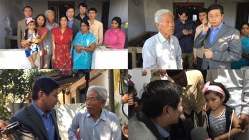 中国侨网中国驻印使馆人员探访滞留印度老兵王琪一家人。（BBC中文网）