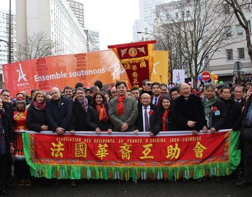 中国侨网2月5日，巴黎春节庆祝活动重头戏巴黎13区春节嘉年华彩妆游行活动中，中国驻法大使翟隽、议会关系事务国务秘书勒甘、巴黎大区议会议长佩克雷斯等走在游行队伍的前面。（法国《欧洲时报》/黄冠杰 摄）