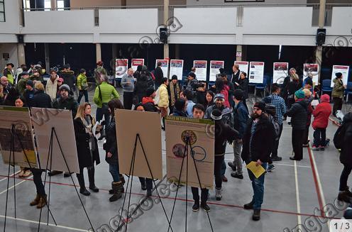 中国侨网温哥华市政府华埠举行开放日,不少市民到场观看展板,了发展规划大纲。 (加拿大《星岛日报》/张誉 摄)