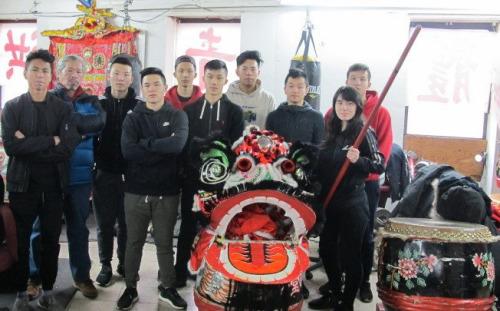 中国侨网黄强(右四)等青年华裔也热衷舞狮艺术。(美国《世界日报》/高梦梓 摄)