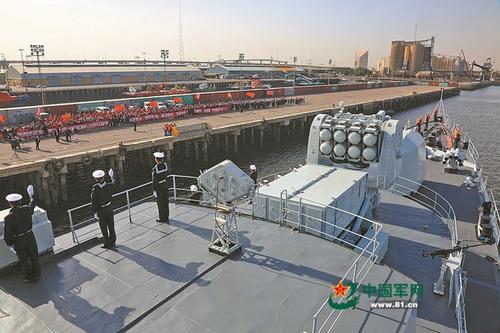 中国侨网当地时间2月1日，海军第24批护航编队哈尔滨舰驶入科威特舒韦赫港。王长松摄