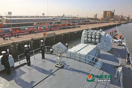 中国侨网当地时间2月1日,海军第24批护航编队哈尔滨舰驶入科威特舒韦赫港。王长松摄