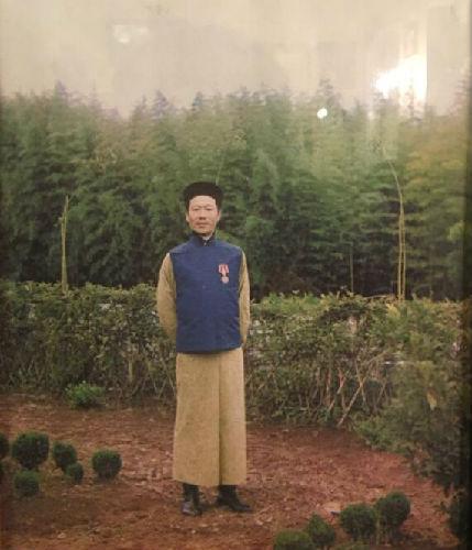 中国侨网刘峻周获得沙俄政府奖章后在茶园留影。(新华社发)