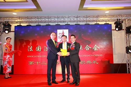 中国侨网郭智敏(左)正式向第12届会长团会长戴安友(右)移交会印。中为名誉会长黄学铭。(法国《欧洲时报》/孔帆 摄)