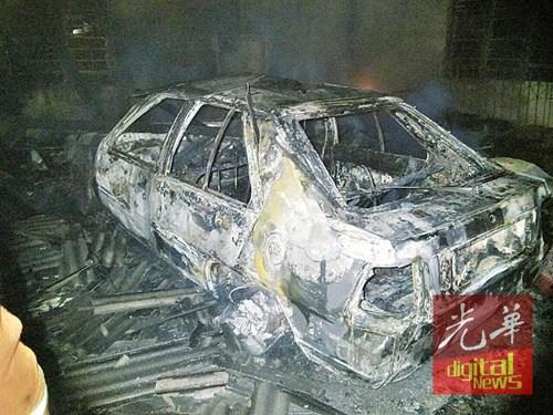 中国侨网一辆普腾花蝴蝶轿车被烧毁。（马来西亚《光华日报》）