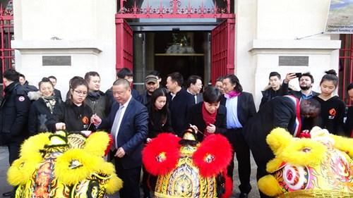 中国侨网姜金玉、王原、卡萨马(左至右)为醒狮点睛。(法国《欧洲时报》/孔帆 摄)