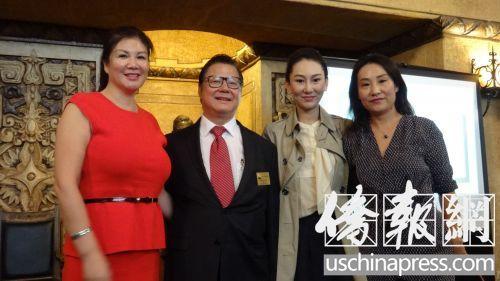 中国侨网廖钦和同他的华人支持者在造势活动中一起合影。(美国《侨报》/高睿 摄)