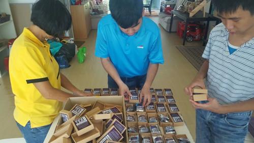 中国侨网自闭儿员工专注地在进行茶叶包装工作。(受访者提供)