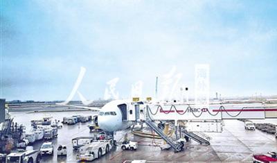中国侨网李妍虹的女儿拍摄了一张起飞前的照片作为春节回乡之旅的怀念。