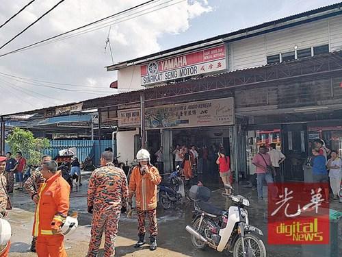 中国侨网楼下汽车零件店部分烧毁。(马来西亚《光华日报》)