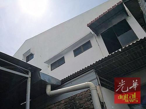 中国侨网华裔青年从楼上窗口跃下。(马来西亚《光华日报》)