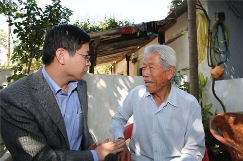 中国侨网中国驻印度大使馆领事参赞闫晓策问候王琪老人。(外交部网站)