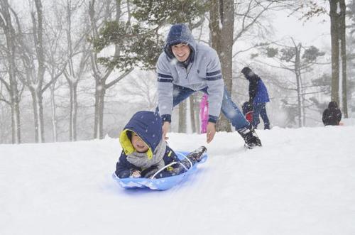 中国侨网雪后的公园成了天然滑雪场，家长和孩子们玩得不亦乐乎。（美国《世界日报》/ 俞殊含 摄）