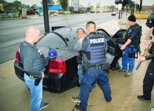 中国侨网2月7日，联邦移民与海关执法局的执法人员在洛杉矶搜捕非法移民。(美联社)