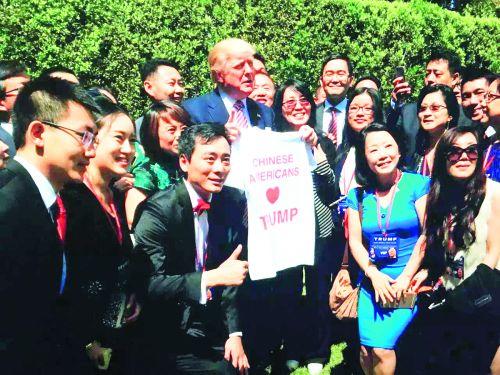 中国侨网2016年6月6日，特朗普在家里会晤北美华裔特朗普助选团各地主要成员，这是特朗普唯一会晤过的在美华裔群体。（美国《侨报》/王湉提供）