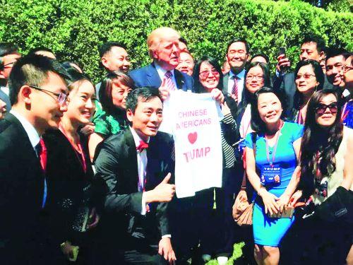 中国侨网2016年6月6日,特朗普在家里会晤北美华裔特朗普助选团各地主要成员,这是特朗普唯一会晤过的在美华裔群体。(美国《侨报》/王湉提供)