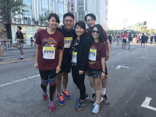 中国侨网在南加州生活的好友相约参与10000米竞跑。(美国《世界日报》/高梓原 摄)