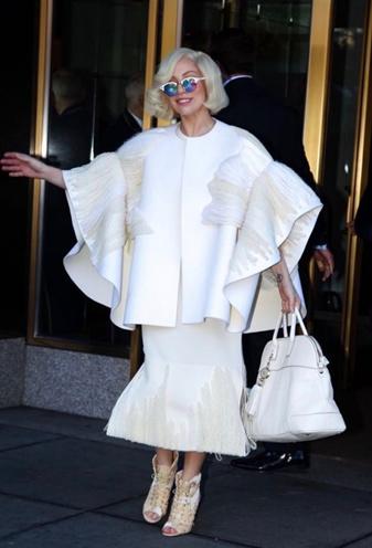 中国侨网Lady Gaga穿的这套衣服，由Claudia设计。（受访者提供）