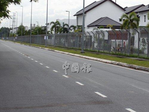 中国侨网安邦绿林镇的马霍干尼路平日来往的车辆甚少。(马来西亚《中国报》)