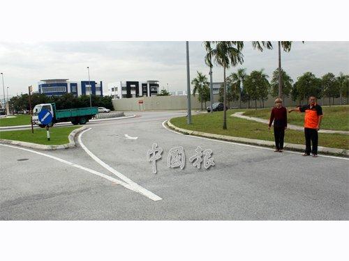 中国侨网叶汉荣(左)和叶进发带领媒体重回他为事主取回手袋的地点。(马来西亚《中国报》)
