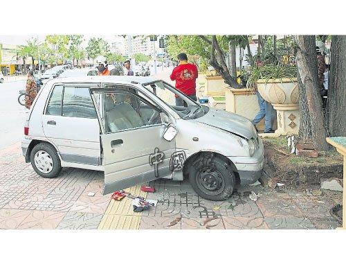 中国侨网肇祸汽车被挡住冲势后侧翻。（马来西亚《中国报》）