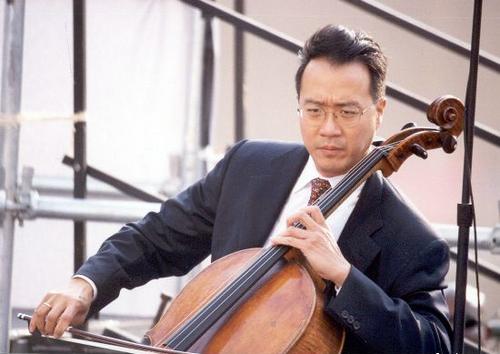 中国侨网资料图：华人大提琴家马友友在深情演奏。中新社 龚文谟摄