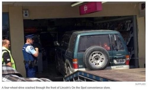 新西兰一司机突发疾病驾车撞入华人店铺(图)-中