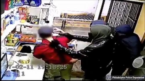 中国侨网费城“洪氏洗衣店”店主遭持枪歹徒胁迫，损失数千美元。（美国《世界日报》/ 刘麟 视频截图）