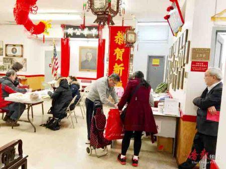 中国侨网16日,争取入籍的侨胞涌至中华公所要求免费填表。 (美国《侨报》/叶永康 摄)