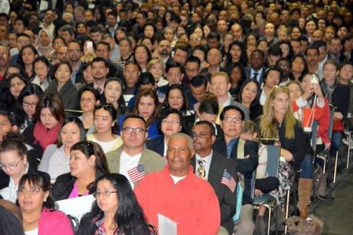 中国侨网美国公民及移民服务局(USCIS)15日在洛杉矶会展中心举办入籍仪式,来自140个国家6500名移民宣誓入籍。(美国《世界日报》/张宏 摄)