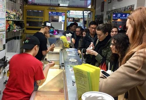 中国侨网开春天气变暖,冰饮店生意好。(美国《世界日报》/俞姝含 摄)