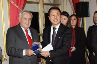 中国侨网拉法兰为法国华侨华人会执行主席金麟泽颁发“法中友谊贡献纪念奖章”。