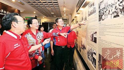 中国侨网新山华族历史文物馆委员会主席陈再藩（左一）向黄惠康（左二）讲解新山历史。（马来西亚《光华日报》）