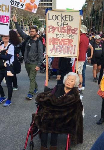 中国侨网曾于二战期间被关入日裔集中营的一名日裔妇人，加入妇女大游行，以抗议特朗普针对特定族裔移民的行政令。(美国《世界日报》/阮真提供)